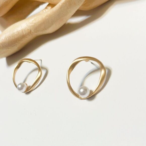 #892 Pearl decor earrings in Matt gold - Picture 1 of 5